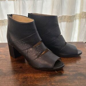 Amalfi by Rangoni navy leather heeled bootie 6.5